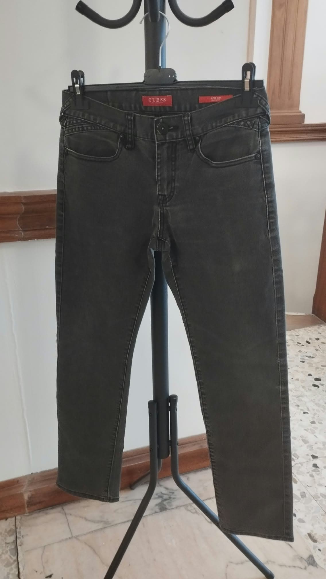 Jean Guess Ultra Slim noir délavé – Coupe très ajustée