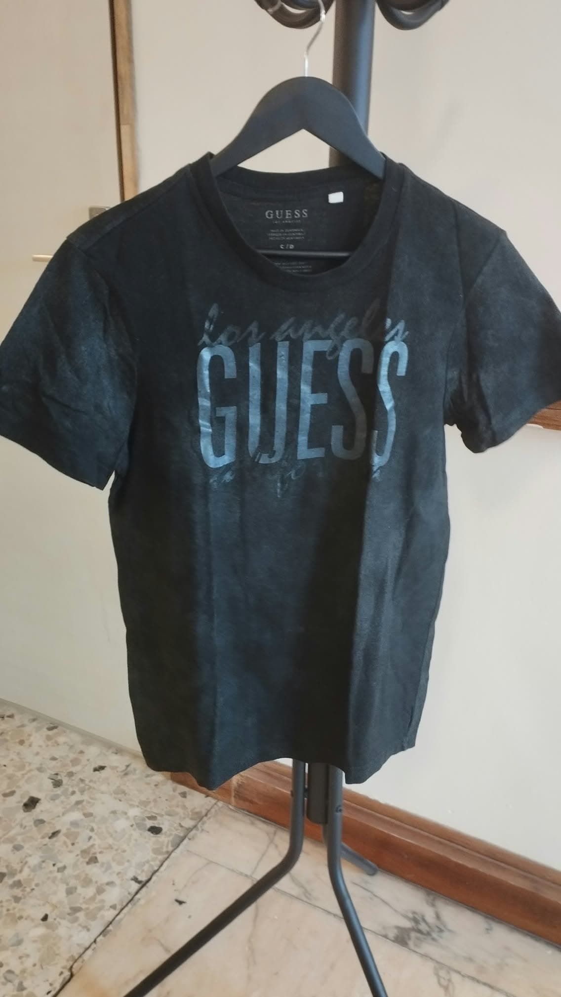 T-shirt Guess noir – Taille S – Grand logo devant