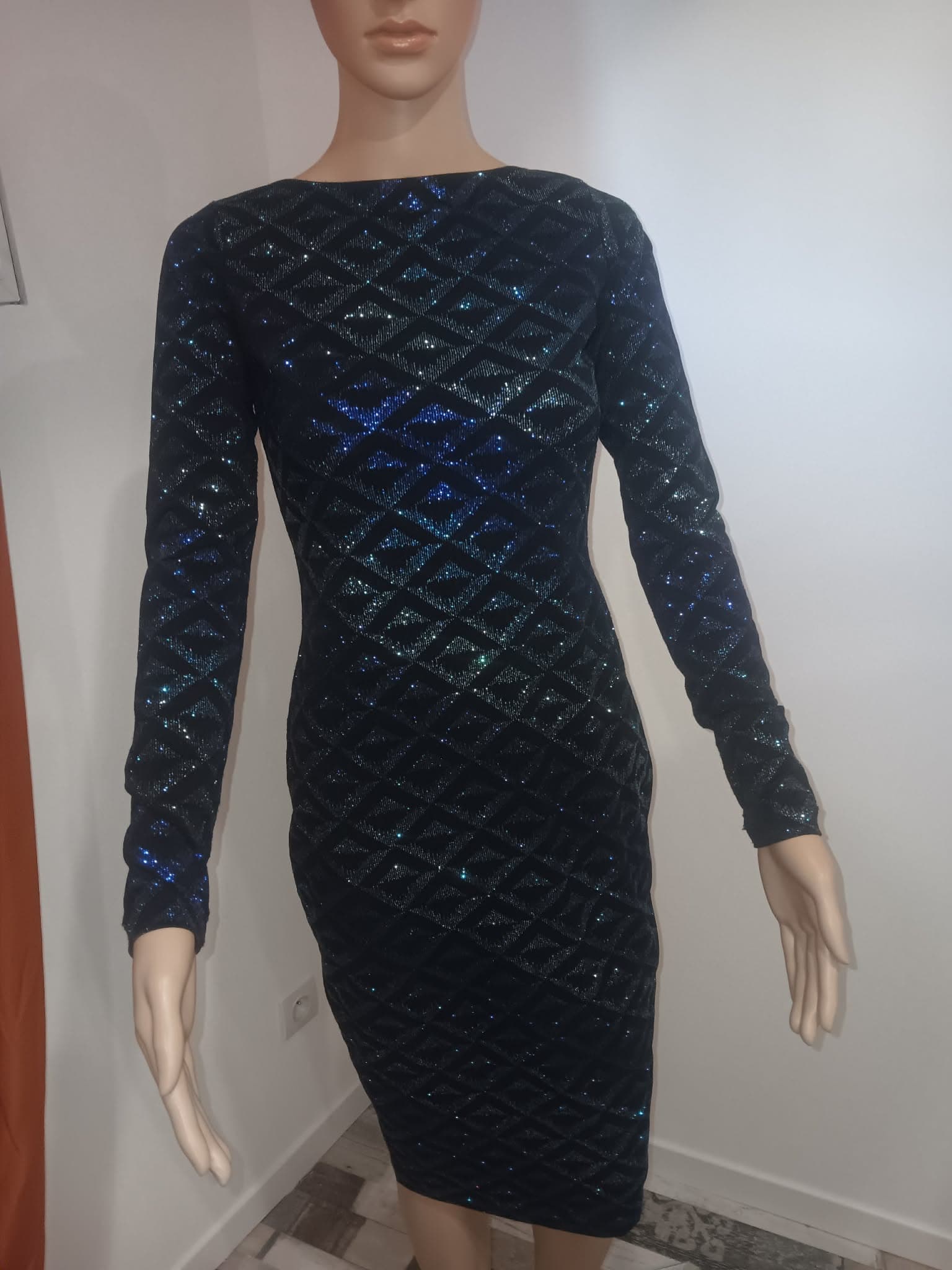 Robe moulante noire brillante dos nu – Manches longues – Soirée