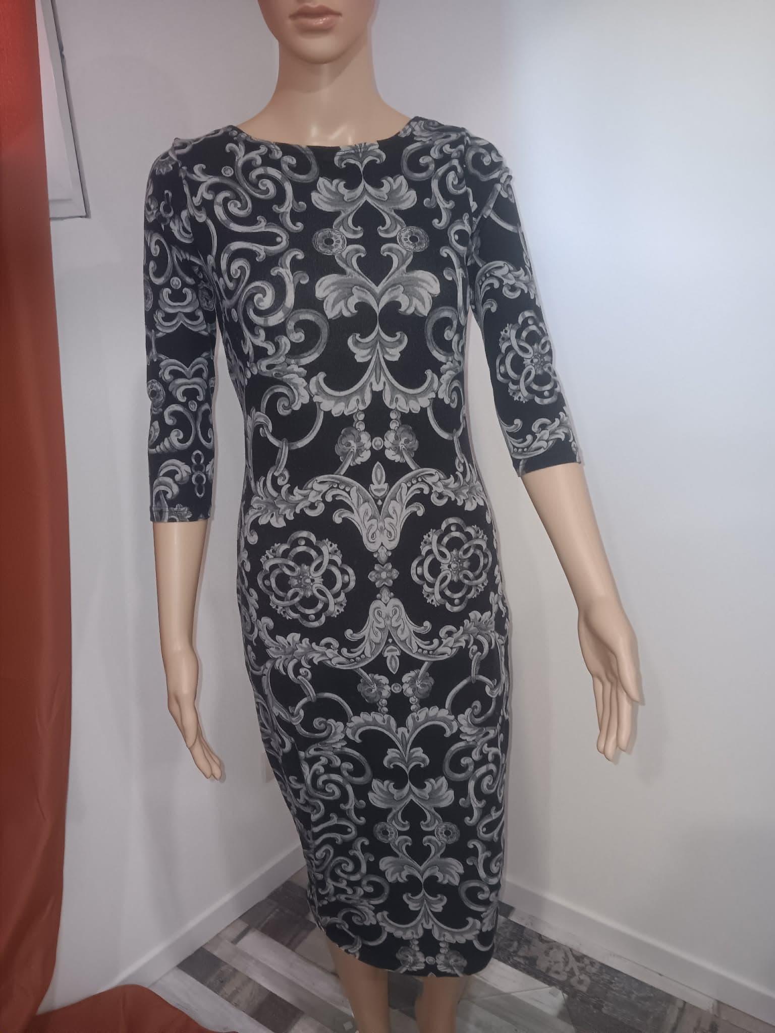 Robe midi noire et grise motifs baroques – Dos nu – Manches 3/4