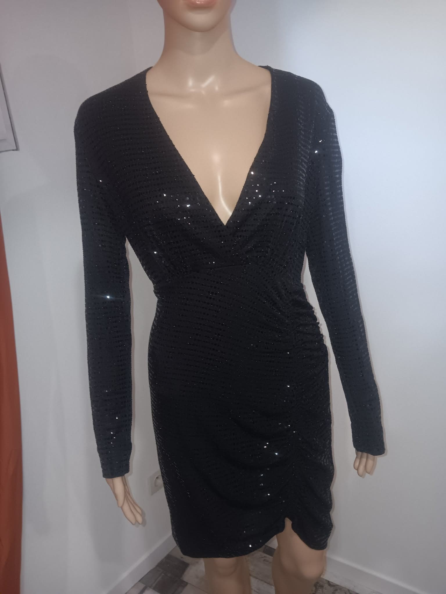 Robe Zara noire à sequins drapée – Taille M